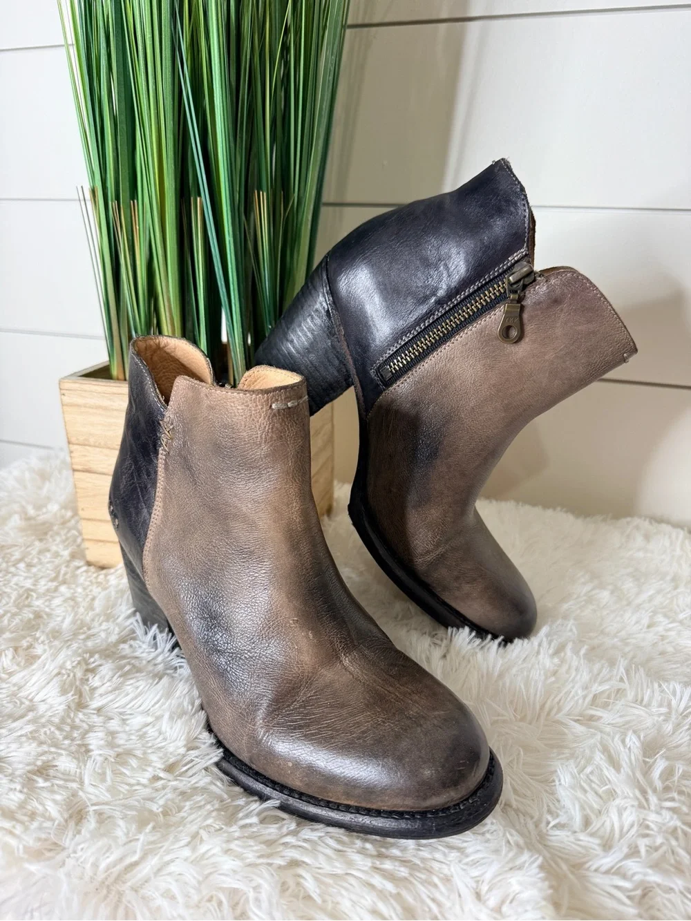 Bed Stu Yell Two-Tone Distressed Leather Ankle Booties Smoke Grey Black Size 8 - Picture 2 of 9